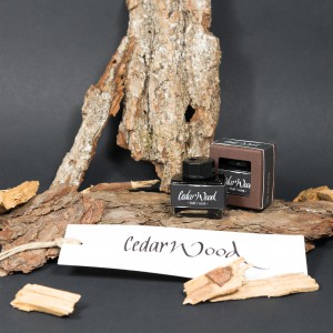 Encrier noir - encre parfumée au bois de Cédar
